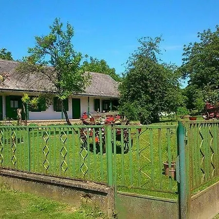 Szent Florian Vendeghaz * Szakcs